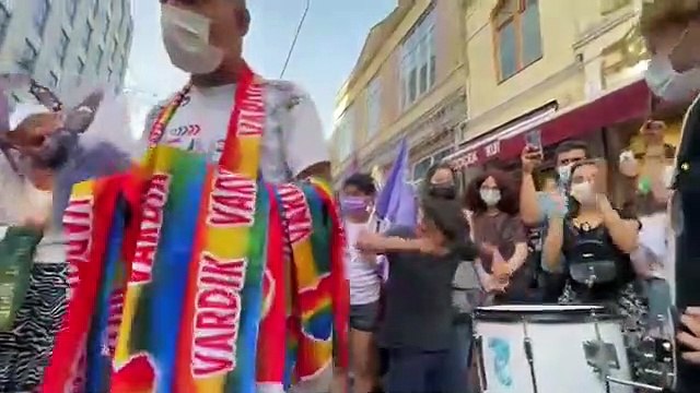 Türkiye’nin İstanbul Sözleşmesi’nden çekilmesini protesto etmek için yüzlerce kadın Taksim’de bir araya geldi