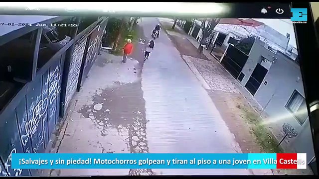 Motochorros golpean y tiran al piso a una joven en Villa Castells