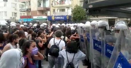 Son dakika haber... İZMİR'DE 'İSTANBUL SÖZLEŞMESİ' KARARINI PROTESTO EDEN KADINLARA BİBER GAZIYLA MÜDAHALE