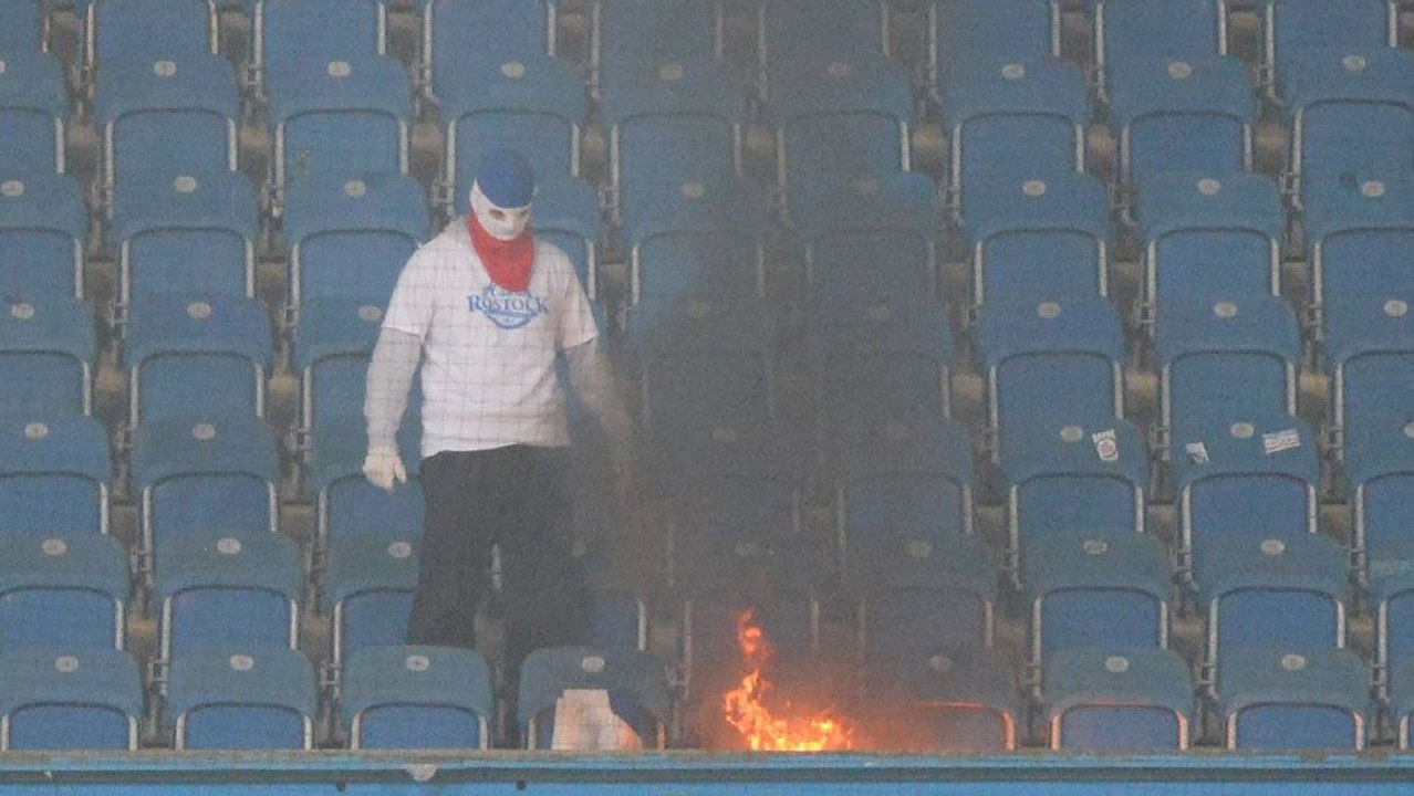 Eklat in Rostock - Pokalspiel gegen Hertha kurz vor Abbruch