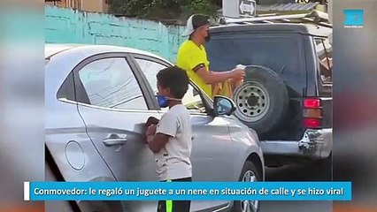Conmovedor, le regaló un juguete a un nene en situación de calle y se hizo viral