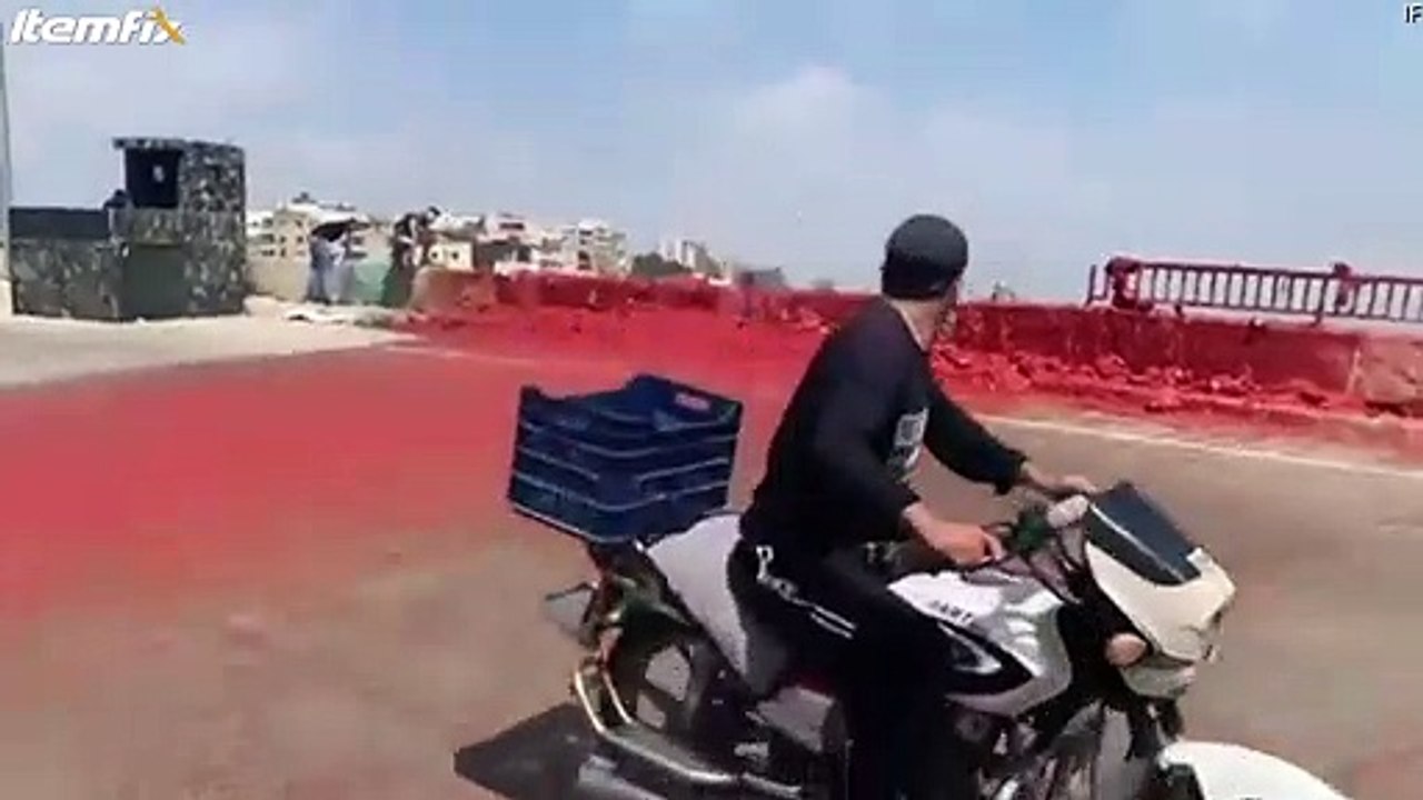 Un camion transportant des tomates à fait une petite sortie de route