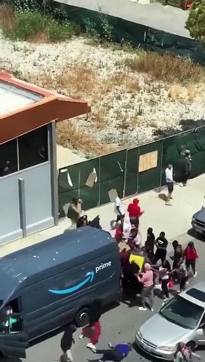 Des passants aident un livreur Amazon à terminer sa tournée... enfin, ils pillent son camion