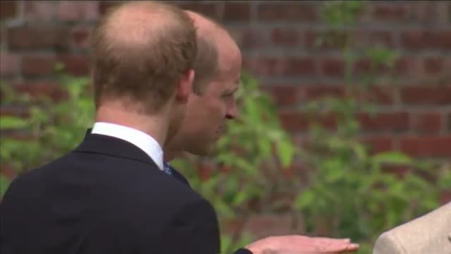 Lady Di vuelve a juntar a sus hijos Enrique y Guillermo