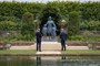 Prenses Diana'nın heykeli oğulları Prens Harry ve Prens William tarafından açıldı