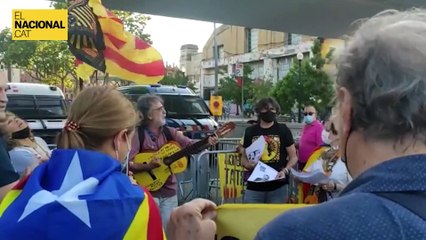 Càntics en la manifestació contra la visita del Rei a Barcelona