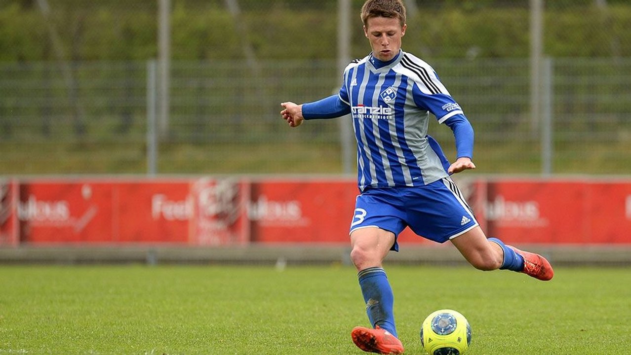 Illertissens Hahn überrascht Hofs Keeper früh