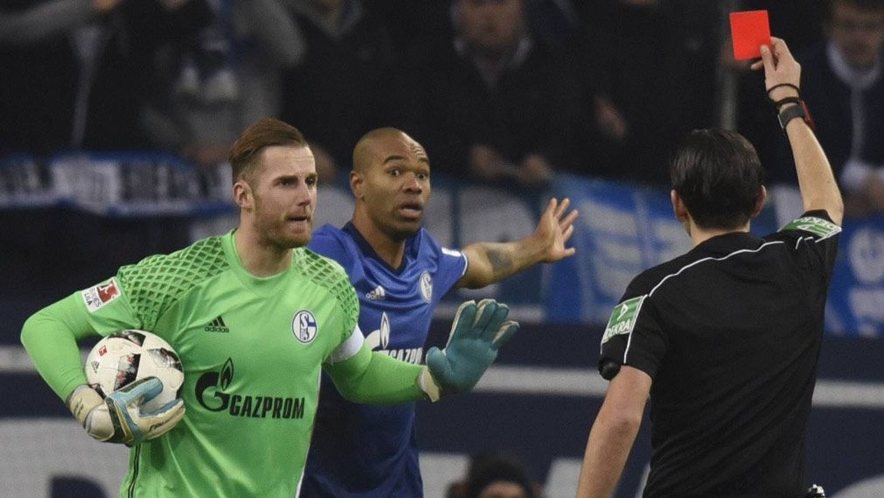 Topleistung in Unterzahl: Schalke verliert nach Blitz-Rot fuer Naldo