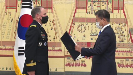 문 대통령, 에이브럼스 한미연합사령관에게 보국훈장 수여 / YTN