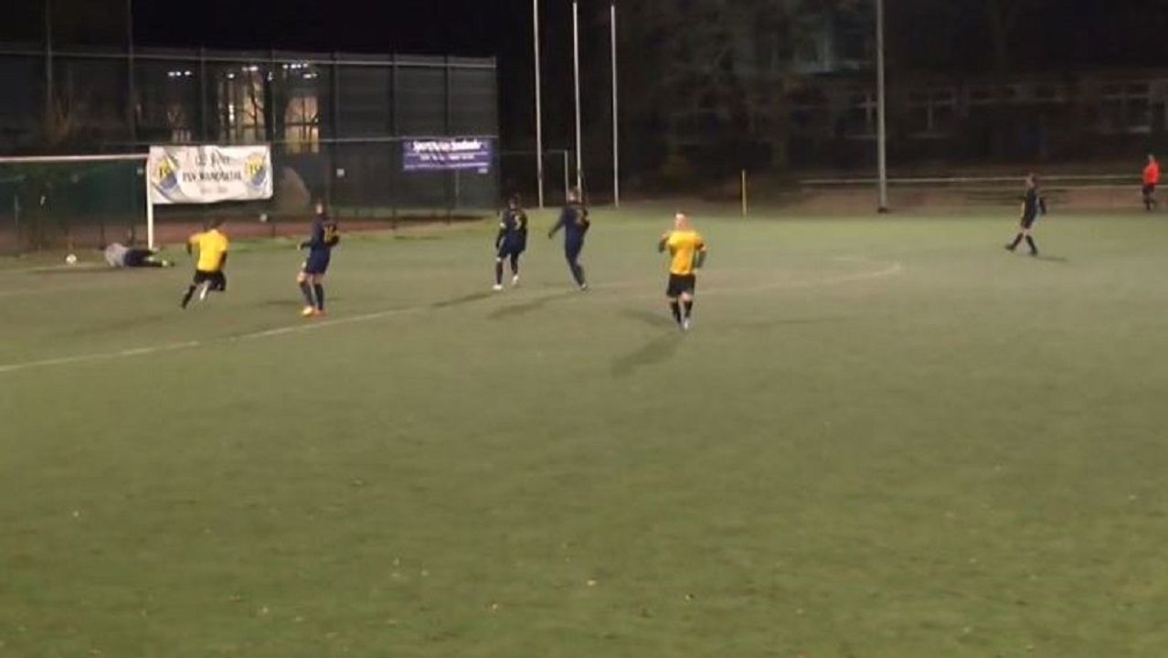 Herrlicher Volley nach Torwartzuspiel