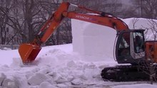 早朝 油圧ショベルで  市民広場 _雪像 解体_！