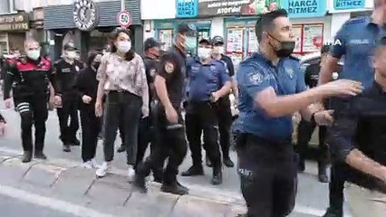 Polisler görevini yapan gazetecileri tartakladı