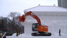 大雪像「奈良・興福寺 中金堂」 油圧ショベルで、 解体！