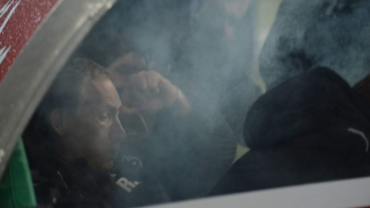 Rakete auf Trainerbank - 'Das kann kein Fan sein'