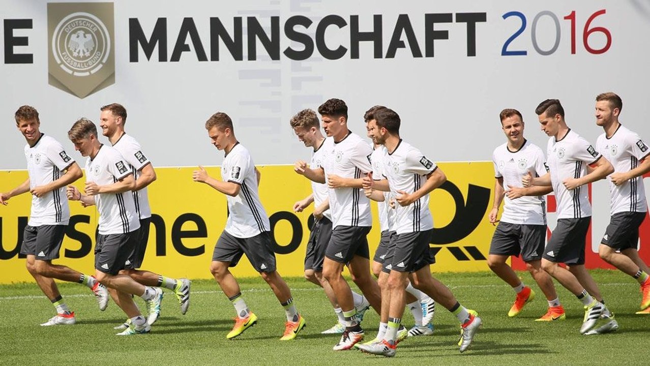 Ständchen für Götze - Schweinsteiger winkt Einsatz