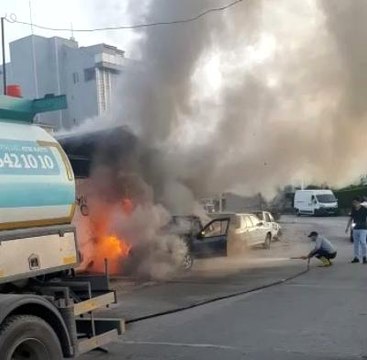 Tamir edilirken alev alan otomobili söndürebilmek için dakikalarca uğraştılar