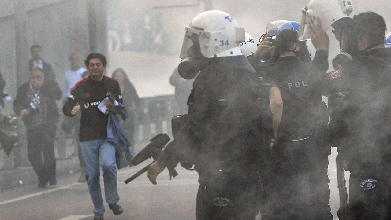Stadioneinweihung bei Besiktas - Polizei und Fans geraten aneinander