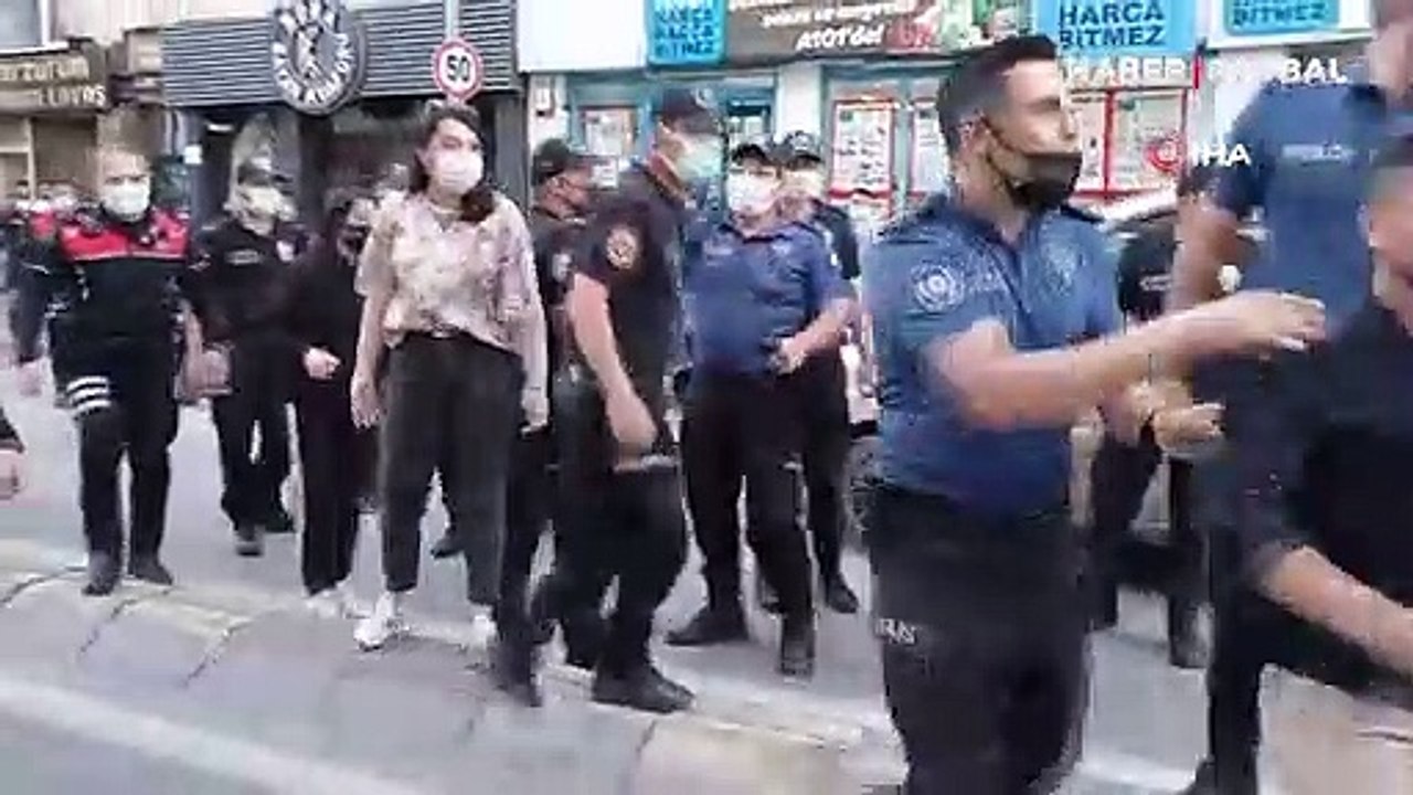 Polis, kavgayı görüntülemek isteyen gazetecilere saldırdı