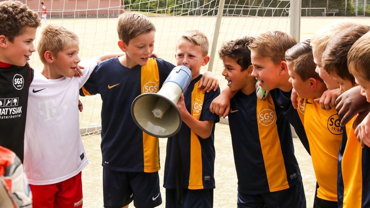 Ben trifft artistisch in die Maschen