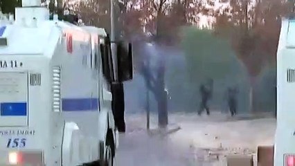 ODTÜ'de polise taşlı sopalı saldırı