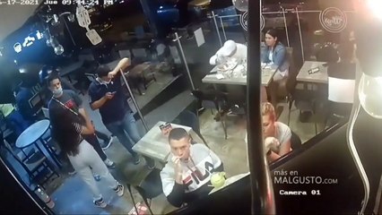 Hombre se come alitas de pollo durante asalto en Nuevo León