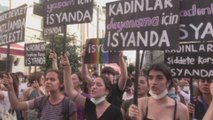 Miles de mujeres protestan contra retirada de Turquía de Convenio de Estambul