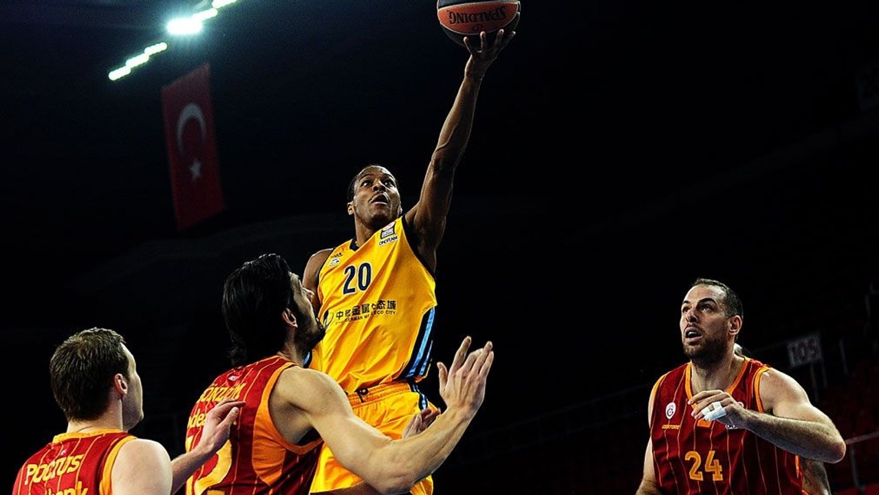 Alba gewinnt am Bosporus vor leeren Rängen