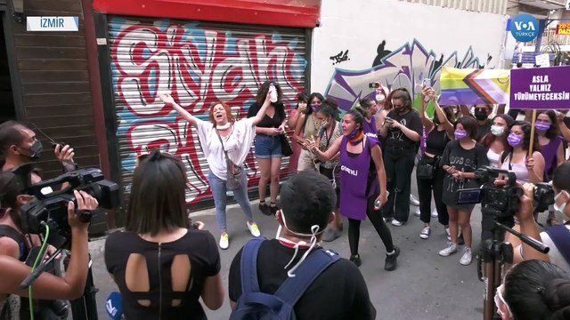 İzmir’de Kadınlardan “İstanbul Sözleşmesi’nden Vazgeçmiyoruz” Eylemi