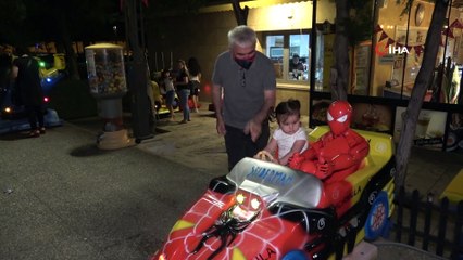 Kısıtlamasız gecede vatandaşlar sokağa döküldü, esnaf bayram etti