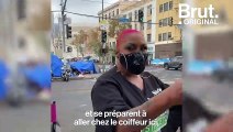 Elle transforme un coin de rue en salon de coiffure pour les sans-abri