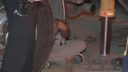 Polislerin alkollü şahısla imtihanı... Alkol alıp kendine zarar veren şahıs babasına küfür edip böyle saldırdı