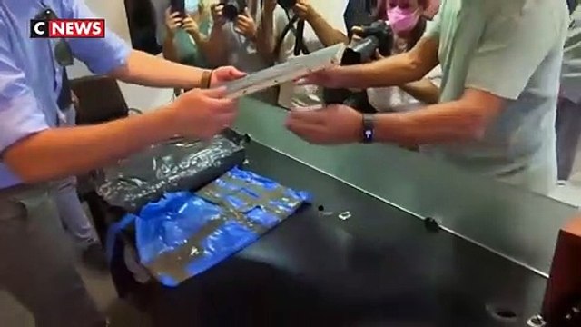 Volé il y a près de 10 ans en Grèce puis retrouvé, un tableau de Pablo Picasso tombe par terre pendant la présentation à la presse