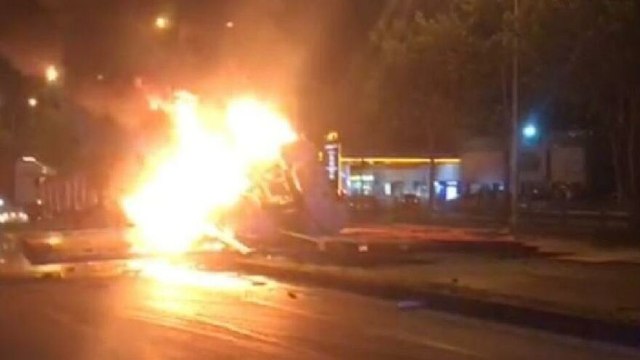 Trafik tabelasına çarpan TIR patladı