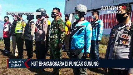 Unik! Peringatan HUT Bhayangkara, Kibarkan Bendera Gunakan Paralayang