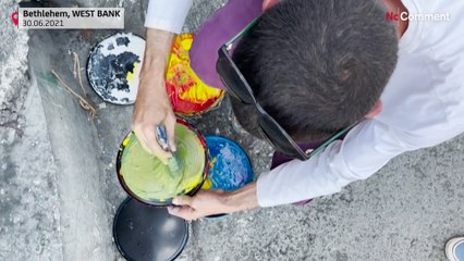 شاهد: فنان فلسطيني يندد بالاحتلال من خلال رسوم غرافيتي على "الجدار" الإسرائيلي