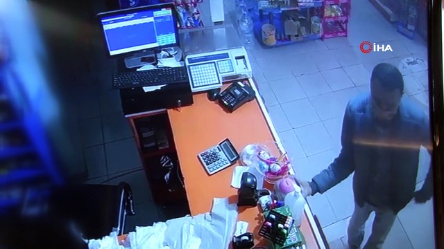 Küçükçekmece’de sadaka kutusunu çalan hırsız kamerada