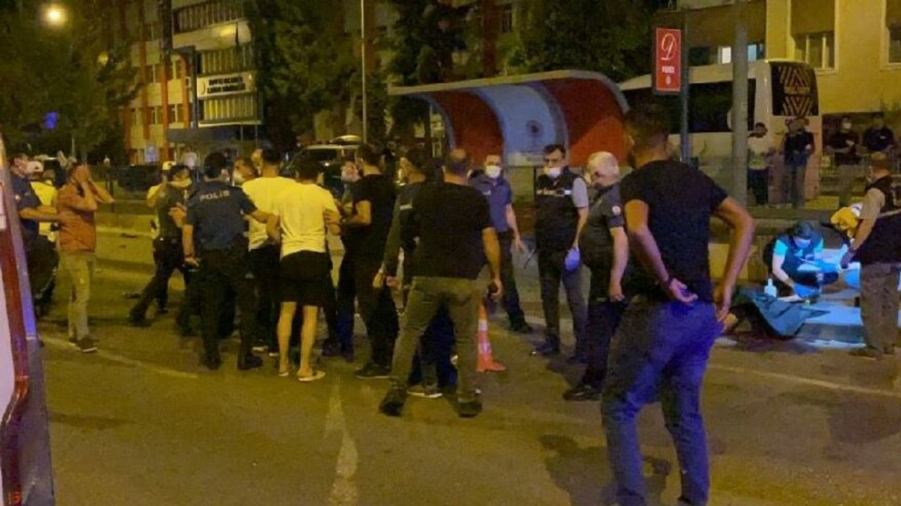 Alkollü sürücü polisi yaraladı, 2 kişiyi öldürdü