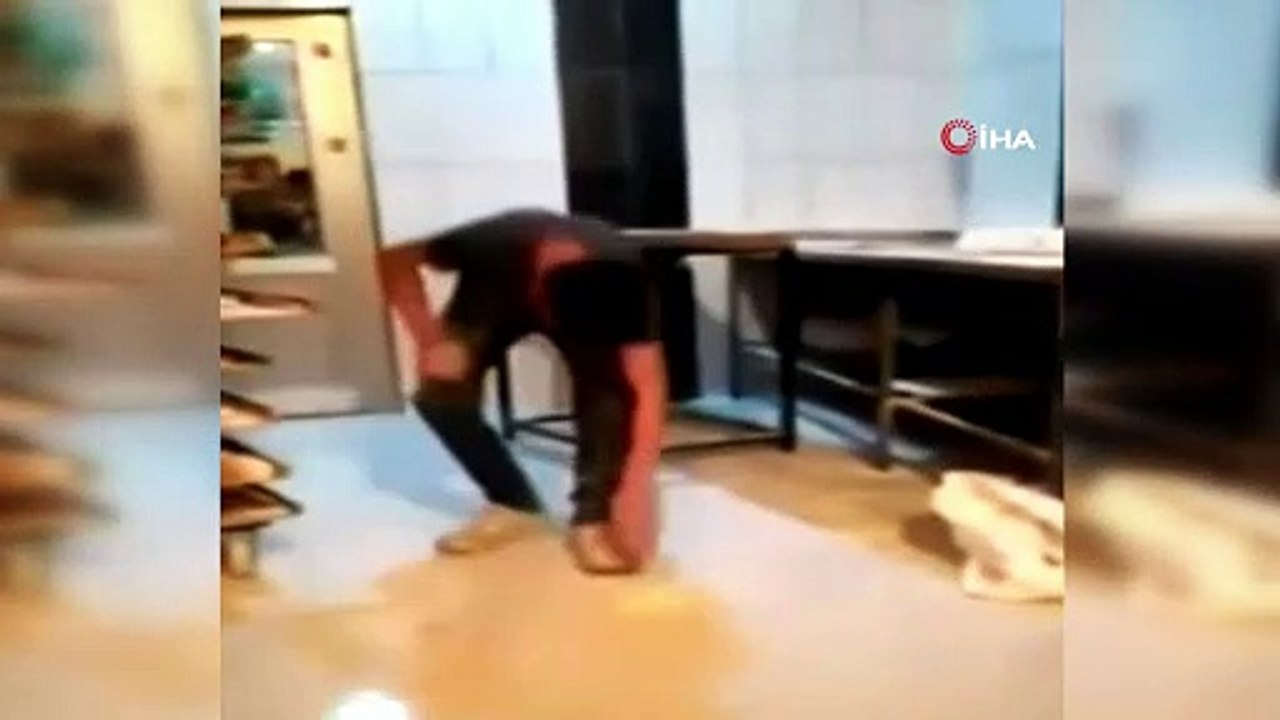 Fırında mide bulandıran görüntü! Ekmek hamurunu top yapıp...