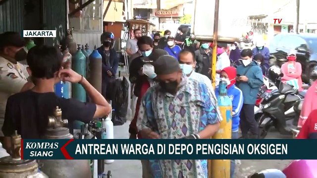 Darurat Covid-19, Antrean Warga untuk Isi Ulang Tabung Oksigen Mengular hingga ke Jalan Raya