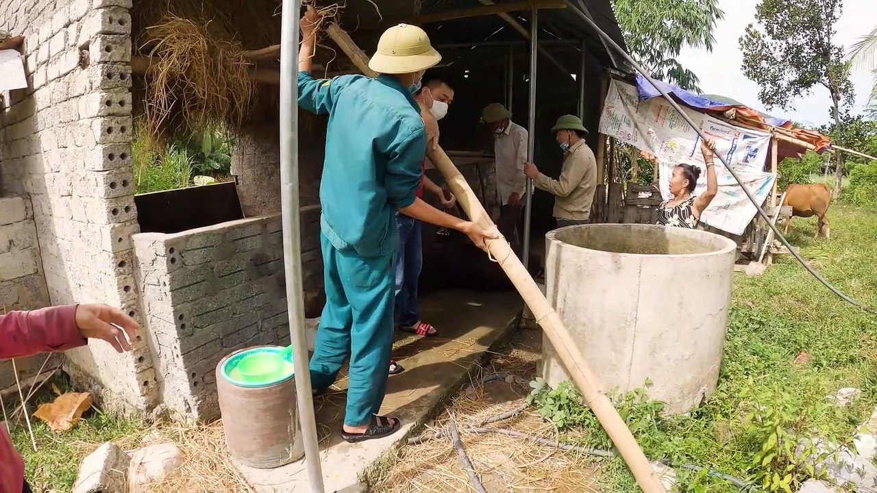 Head of Commune Police Goes to Catch a Super Lean Pig Over 1 Ton
