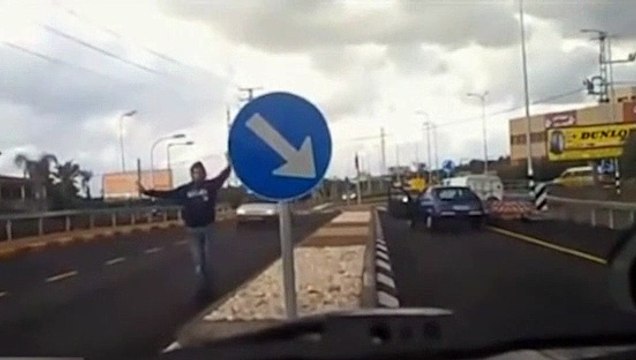 Öfkeli sürücü neye uğradığını şaşırdı