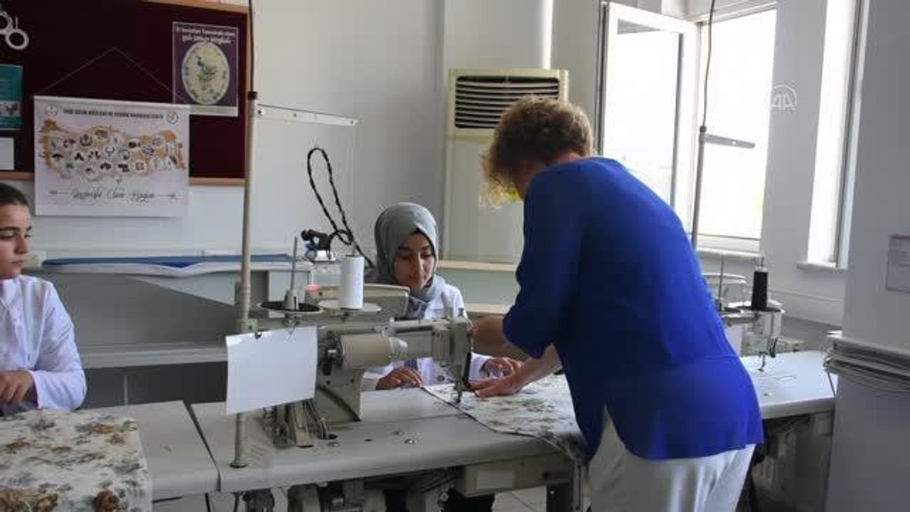 Meslek liseli gönüllüler, mahalle sakinlerinin yardımına koştu