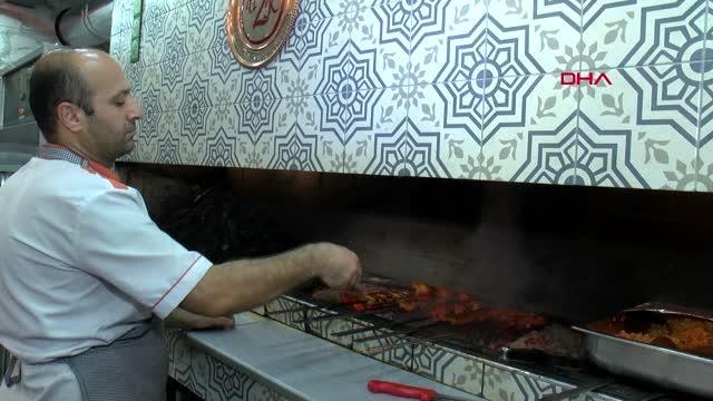 KISITLAMANIN SONA ERDİĞİ İLK GECE İSTANBUL'DA HAREKETLİLİK YAŞANDI