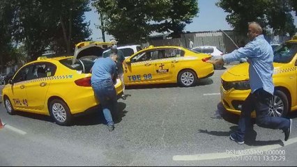 FATİH'TE TAKSİCİLER SOPALARLA BİRBİRİNE GİRDİ