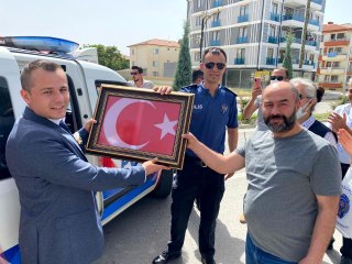 Bekçi, gelin almaya süslenen devriye aracı ile gitti