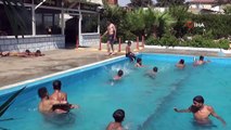 Aşırı sıcaktan bunalan gençler havuzda serinliyor