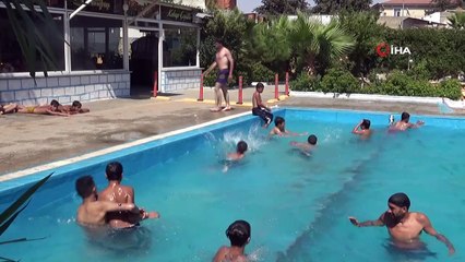 Aşırı sıcaktan bunalan gençler havuzda serinliyor