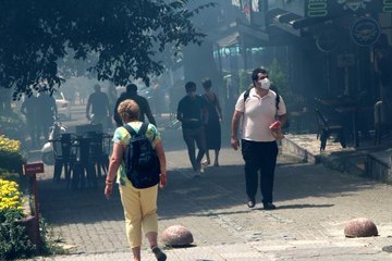 BEŞİKTAŞ'TA ÇATI ALEV ALEV YANDI; İTFAİYE ERİ DUMANDAN ETKİLENDİ