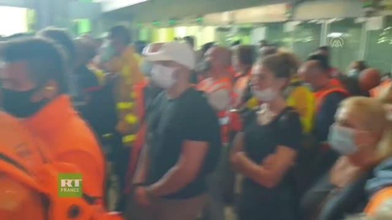 Paris havalimanlarında grev yapan çalışanlar Charles de Gaulle Havalimanı'nda terminal kapattı