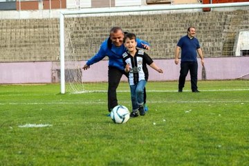 Son dakika haber: Ordu Valisi Sonel, şehit çocuklarının forma ve futbol oynama isteğini yerine getirdi